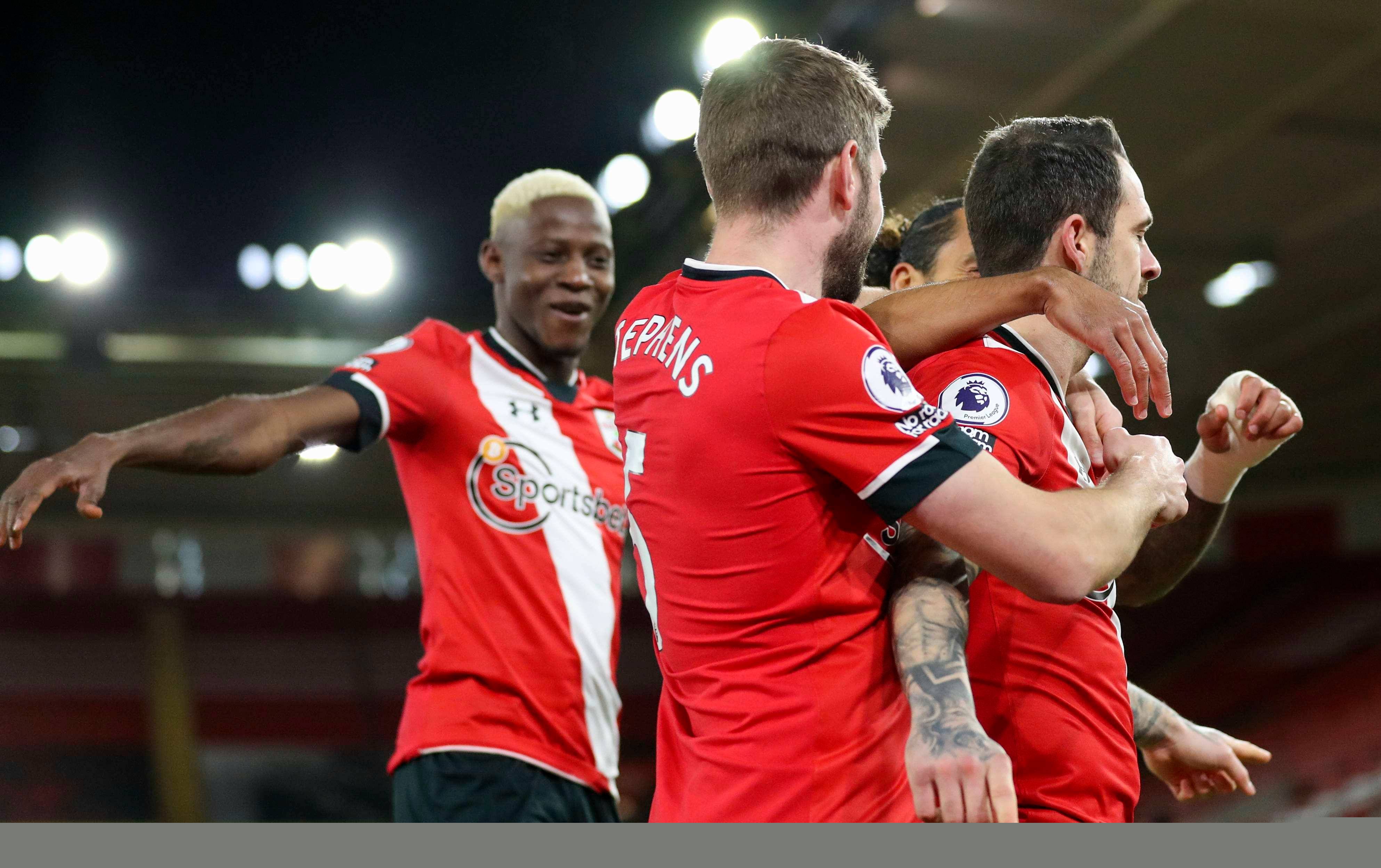 体育张伟丽卫冕UFC女子草量级金腰带